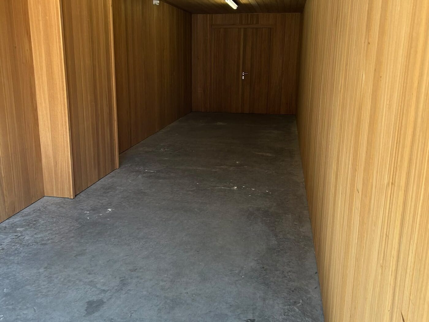 Garage (garage, tuinhuis & berging) na het leeghalen door WVM Clearhome: de ruimte is leeg en opgekuist.