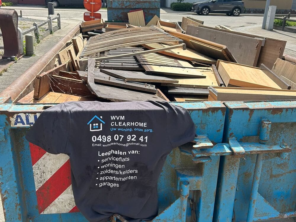 Een volle container met een WVM Clearhome-shirt eroverheen.